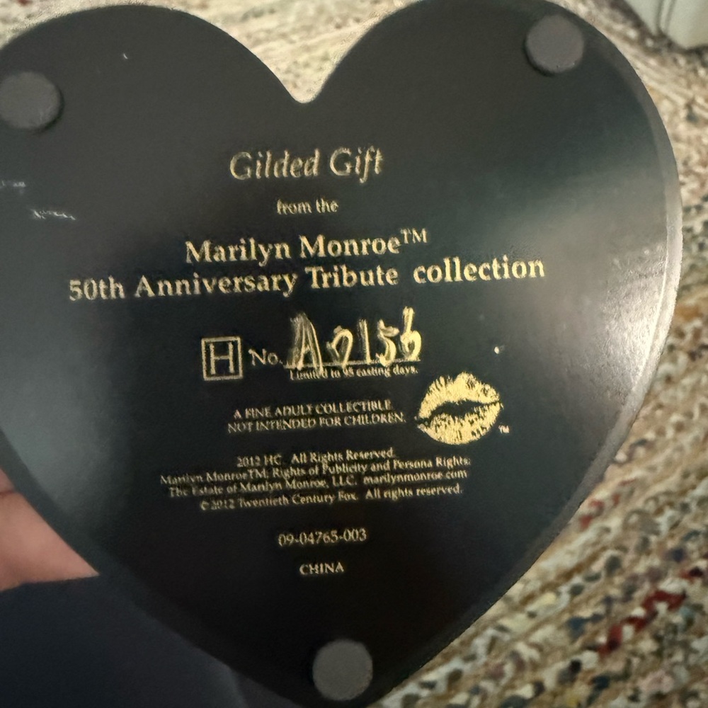 Marilyn Monroe Figurines (3) with gold dress and Black Base. Collectable! - Picture 4 of 6